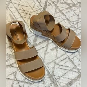 Soda Neutral Tan Elastic Strap Platform Sandals. 7.5.